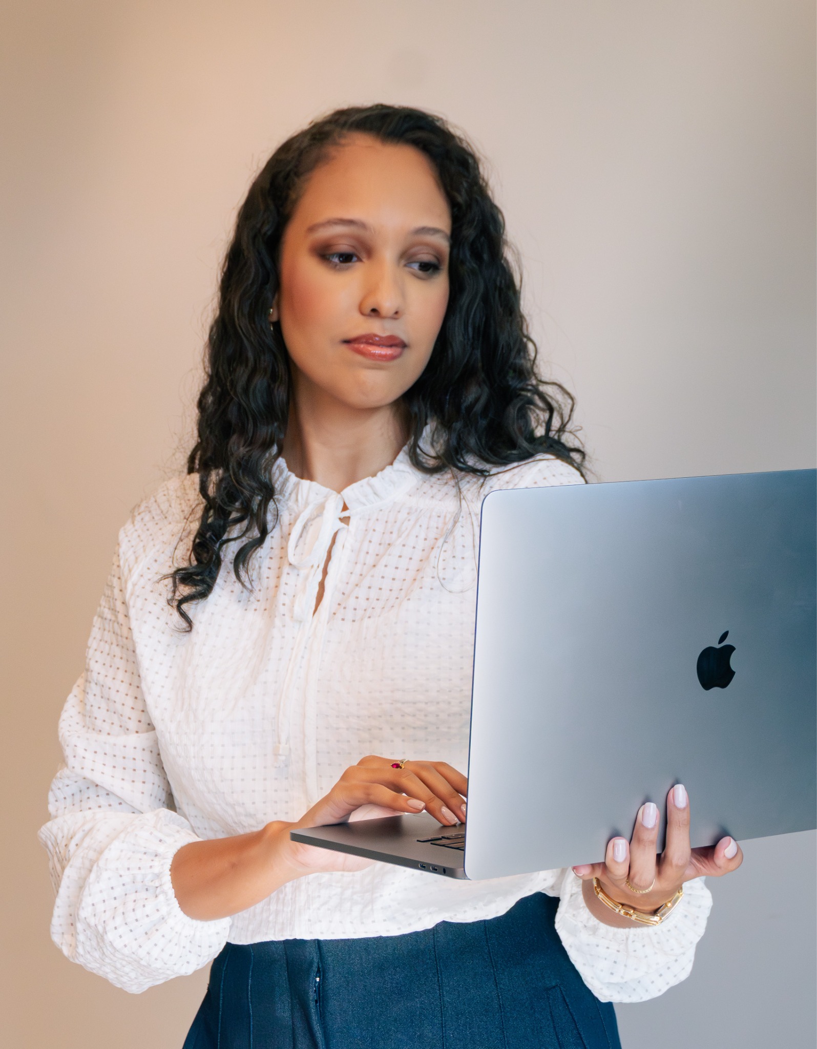 Milena Corrêa, advogada, trabalhando com um notebook.
